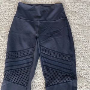 I’m selling these lululemon leggings